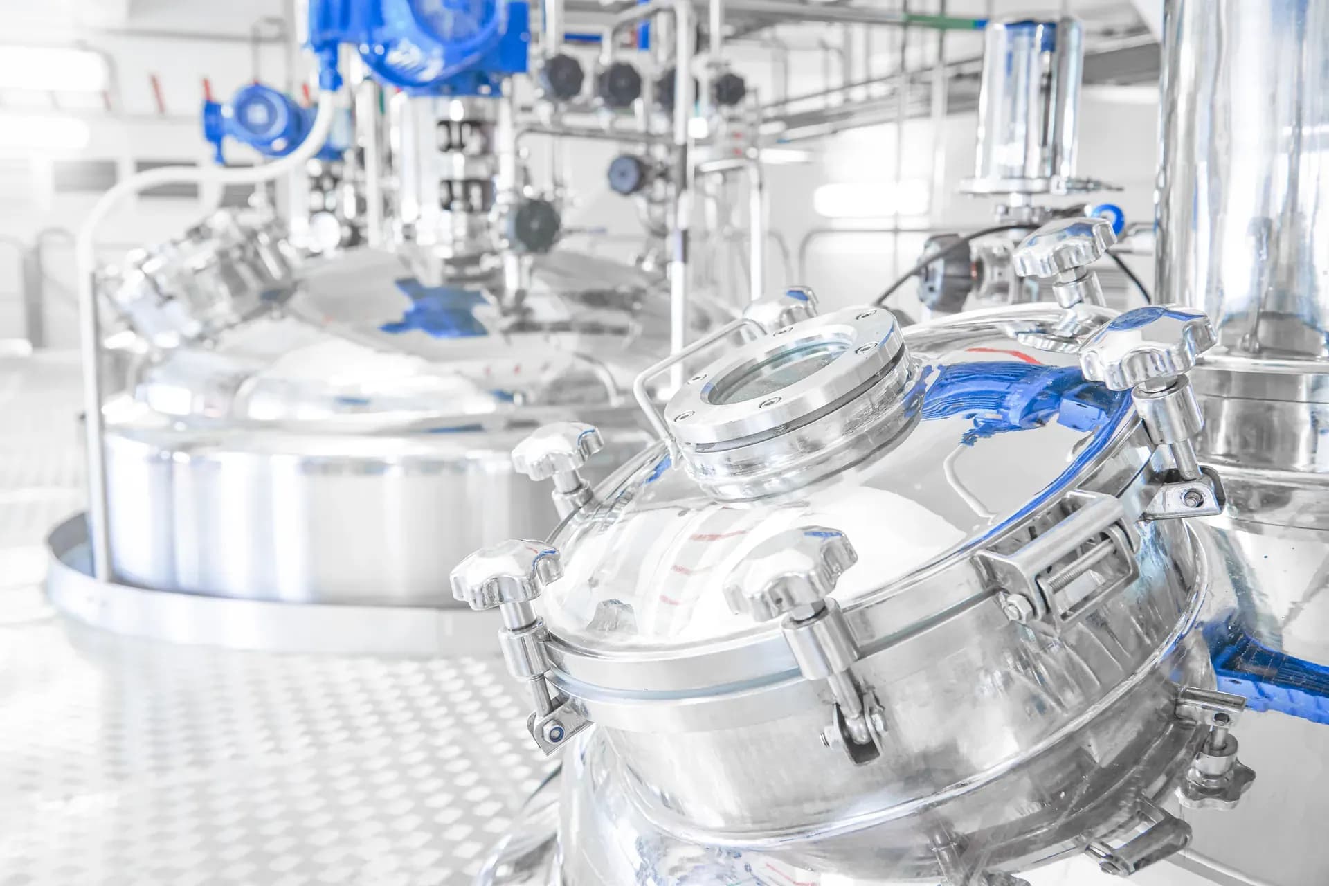 Cuves en acier inoxydable et robinetterie dans une production chimique