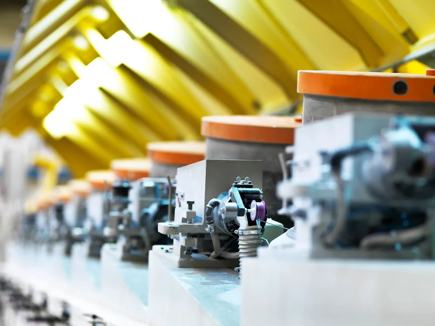 Rangée de machines dans une tréfilerie