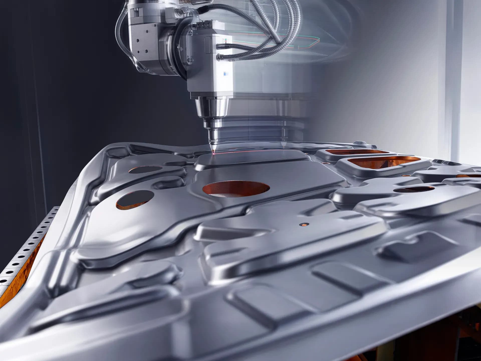 Machine de découpe laser lors de la découpe d’une pièce de tôle